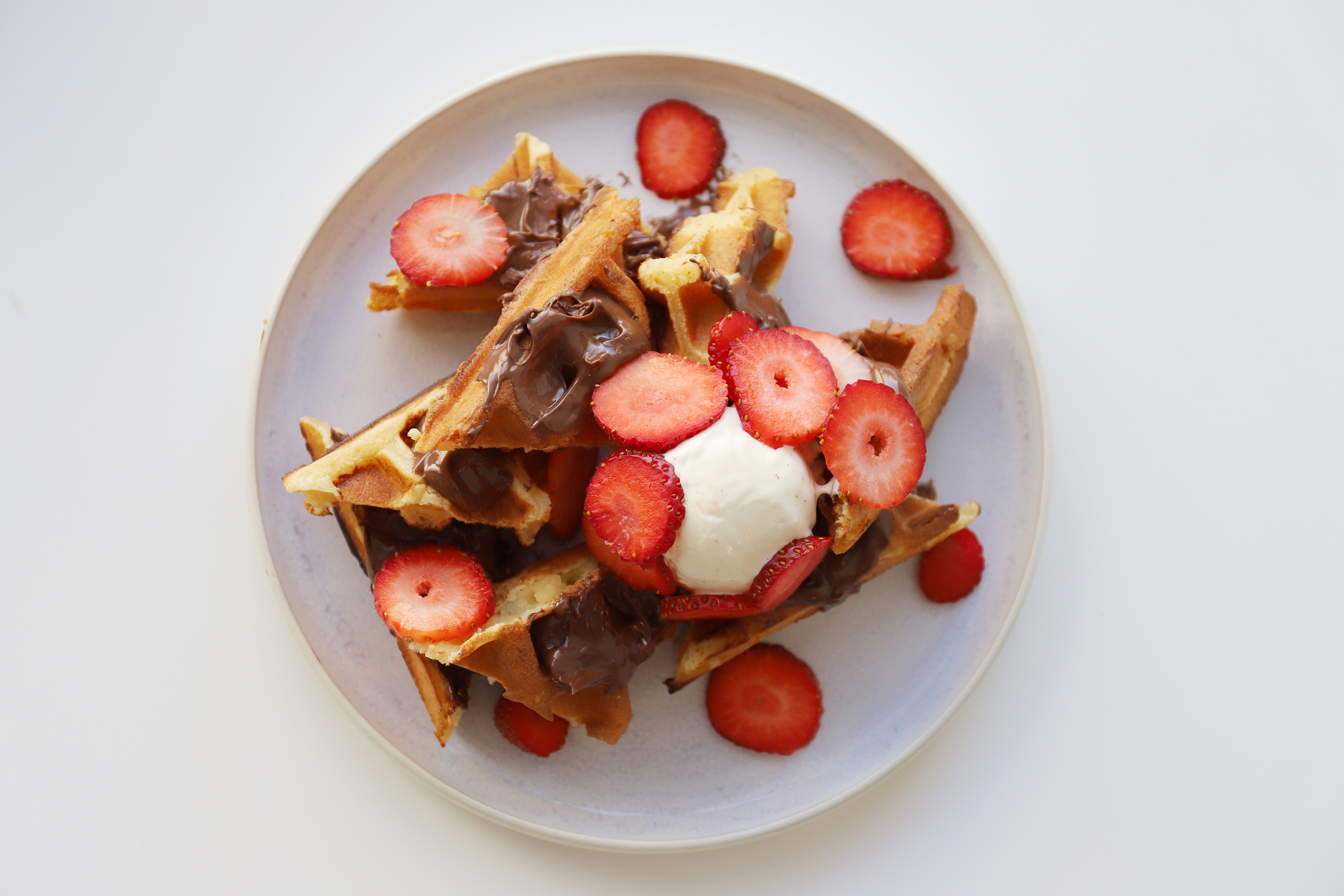 <strong>With nutella, fresh strawberries and ice cream sundae</strong><br>