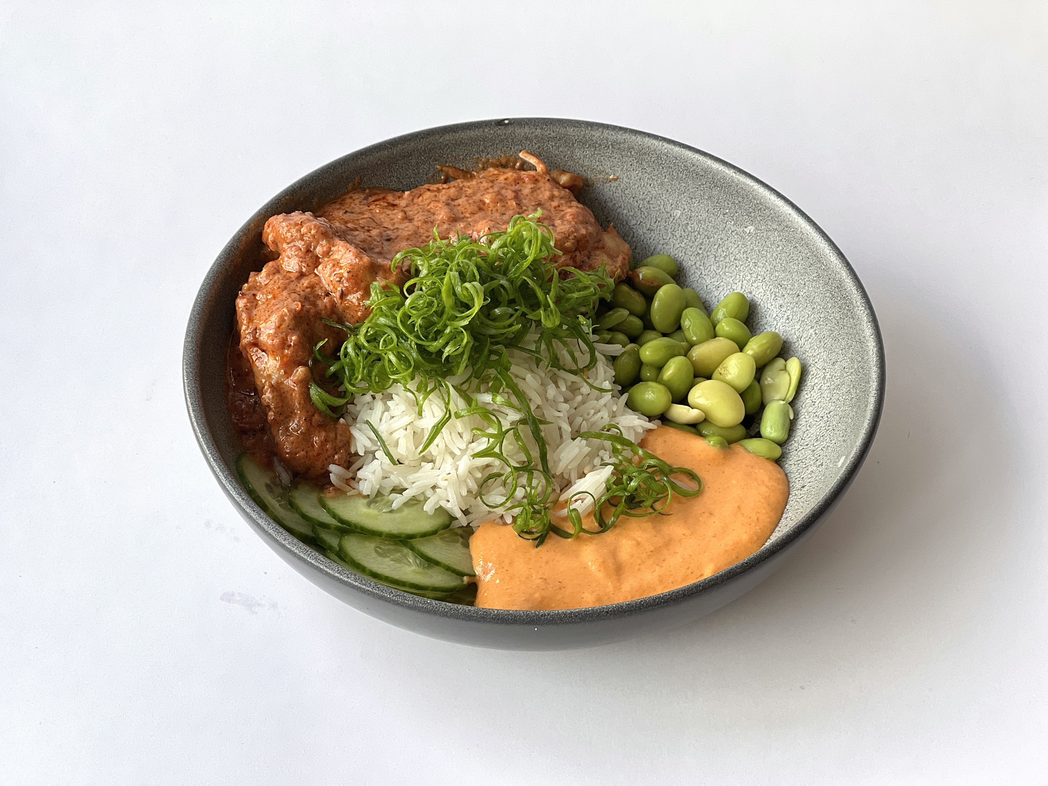 Fried chicken with tikka masala sauce, ginger<br>cucumber, edamame,baked pepper pesto, tomatoes<br><br>