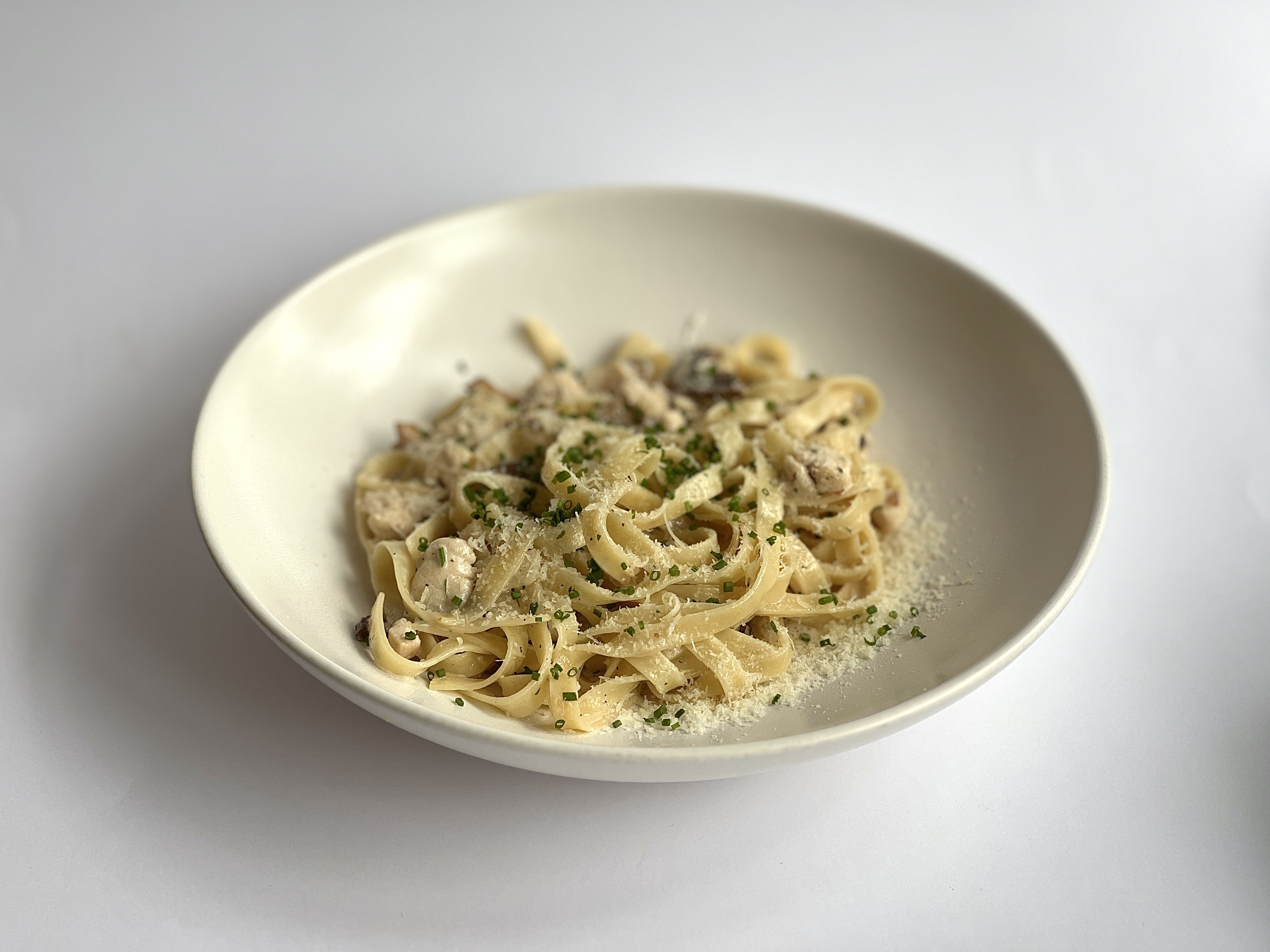 Fettuccine with chicken and mushrooms incream sauce<br>
